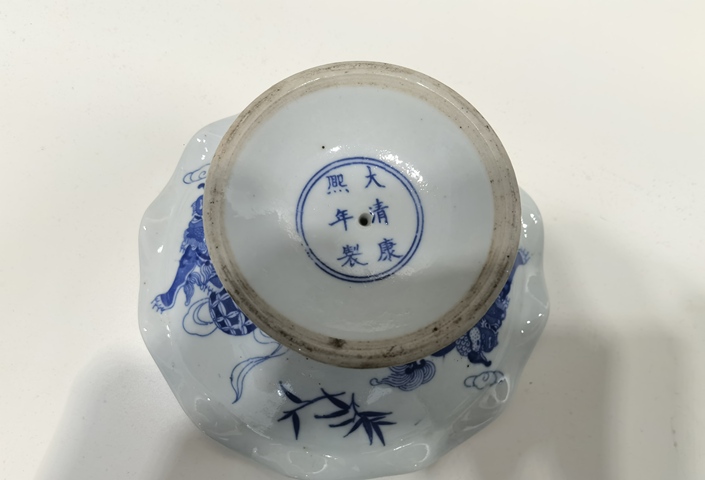 古玩陶瓷康熙款青花貼花獅子滾繡球紋高足花口碗真品鑒賞圖