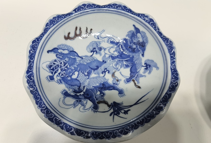 古玩陶瓷康熙款青花貼花獅子滾繡球紋高足花口碗真品鑒賞圖