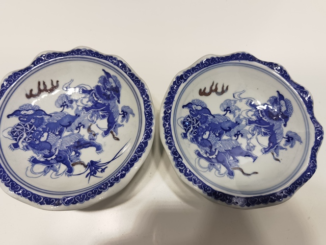 古玩陶瓷康熙款青花貼花獅子滾繡球紋高足花口碗真品鑒賞圖