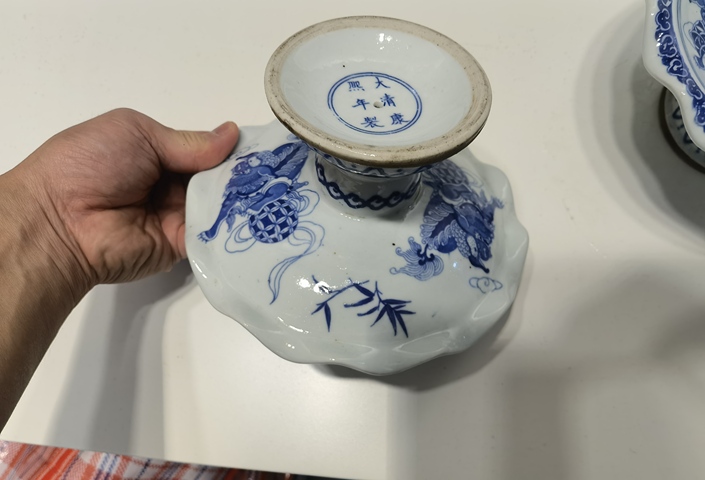 古玩陶瓷康熙款青花貼花獅子滾繡球紋高足花口碗真品鑒賞圖