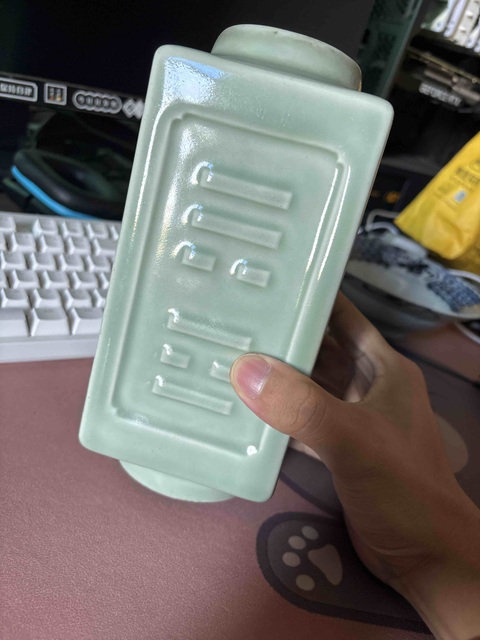 古玩陶瓷豆青釉八卦紋琮式瓶真品鑒賞圖