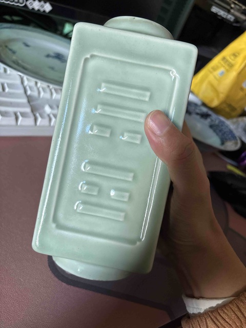 古玩陶瓷豆青釉八卦紋琮式瓶真品鑒賞圖