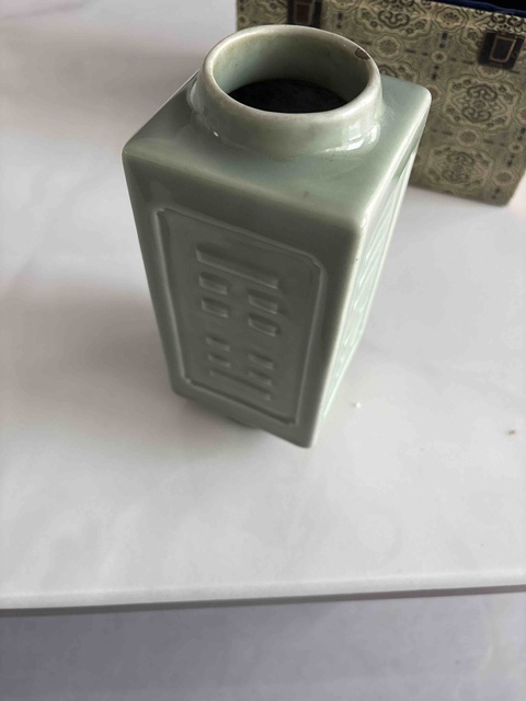 古玩陶瓷豆青釉八卦紋琮式瓶真品鑒賞圖