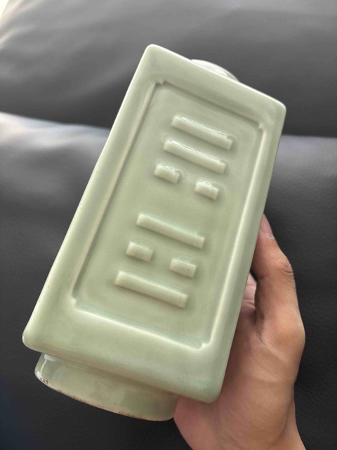 古玩陶瓷豆青釉八卦紋琮式瓶真品鑒賞圖