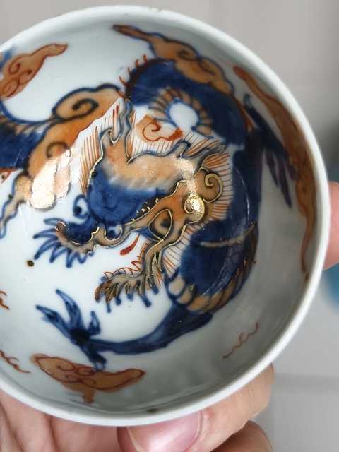 古玩陶瓷青花礬紅過(guò)墻龍紋杯真品鑒賞圖