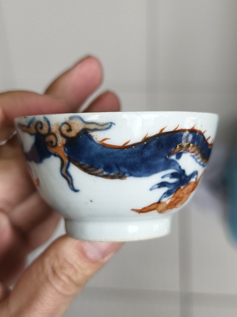 古玩陶瓷青花礬紅過(guò)墻龍紋杯真品鑒賞圖