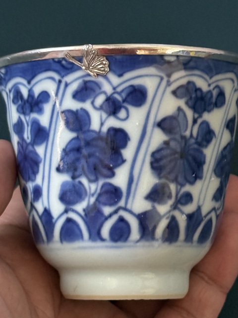 古玩陶瓷花卉紋青花杯真品鑒賞圖