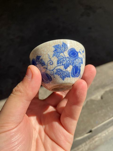 古玩陶瓷“若深珍藏”款哥釉青花癩瓜紋茶杯真品鑒賞圖