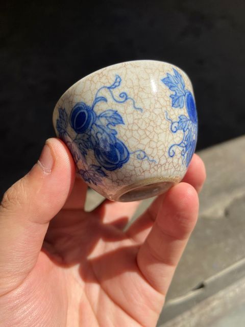 古玩陶瓷“若深珍藏”款哥釉青花癩瓜紋茶杯真品鑒賞圖
