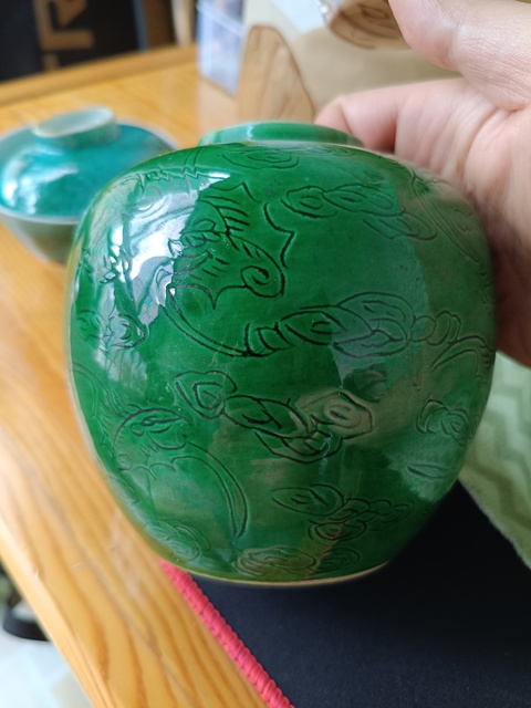 古玩陶瓷綠釉暗刻云蝠紋罐真品鑒賞圖