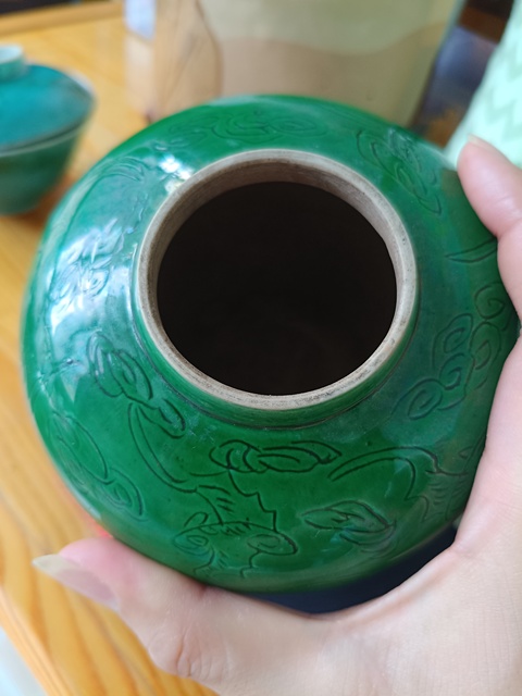 古玩陶瓷綠釉暗刻云蝠紋罐真品鑒賞圖