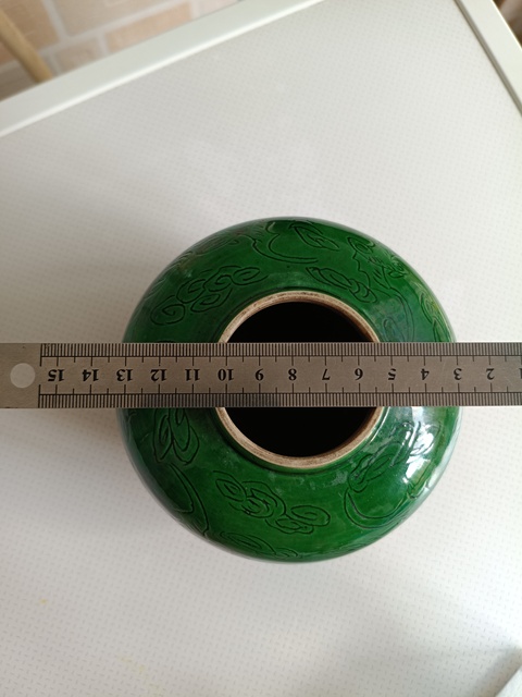 古玩陶瓷綠釉暗刻云蝠紋罐真品鑒賞圖