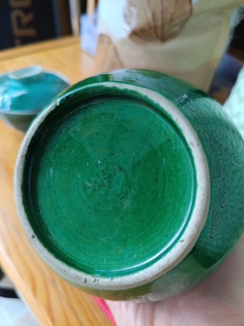 古玩陶瓷綠釉暗刻云蝠紋罐真品鑒賞圖