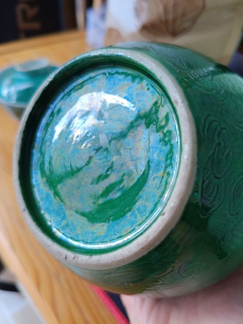 古玩陶瓷綠釉暗刻云蝠紋罐真品鑒賞圖