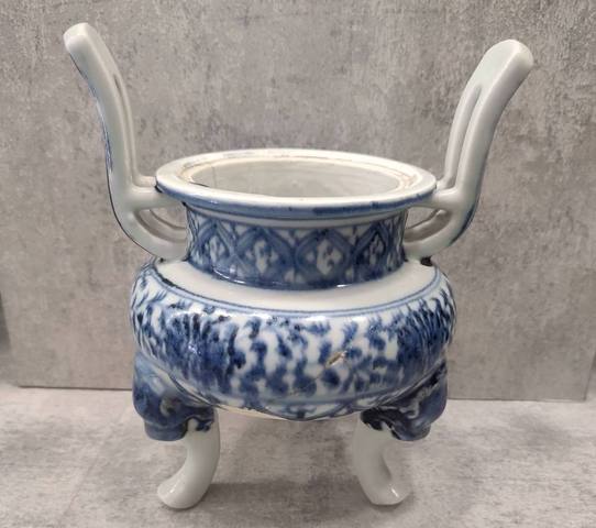 古玩陶瓷明青花三足爐真品鑒賞圖