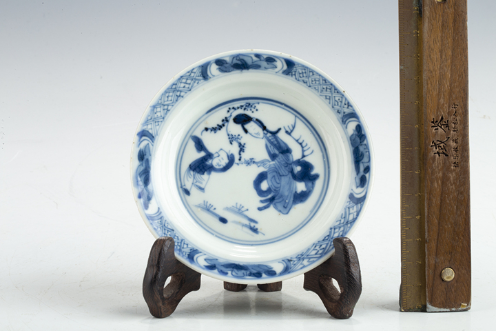 古玩陶瓷·青花三娘教子紋小盤
真品鑒賞圖