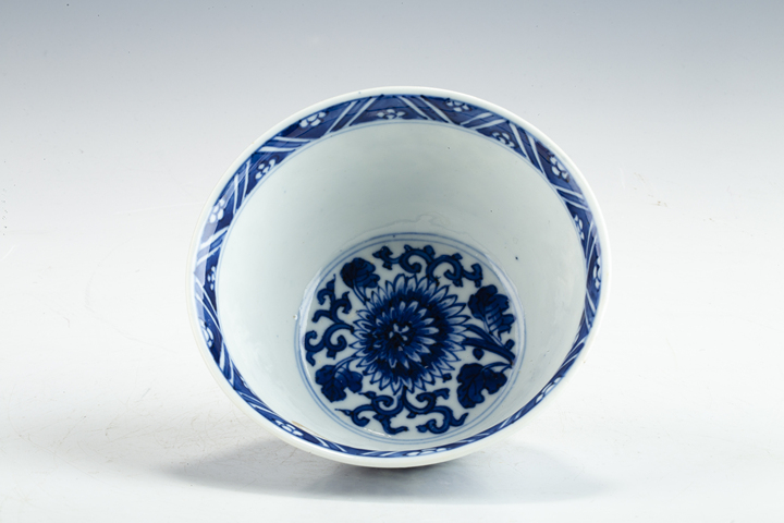 古玩陶瓷·青花纏枝菊花紋碗
真品鑒賞圖