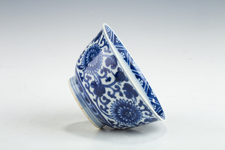 古玩陶瓷·青花纏枝菊花紋碗
真品鑒賞圖