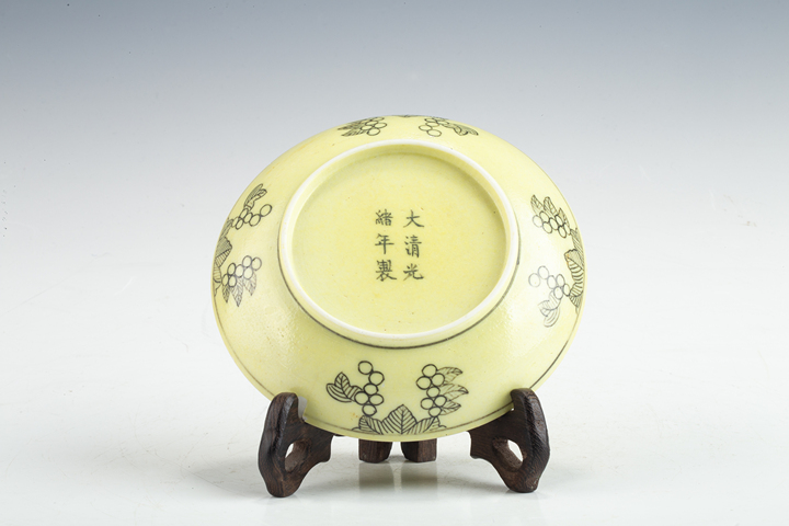 古玩陶瓷清光緒·黃釉暗刻龍紋盤（官）拍賣，當前價格10692元