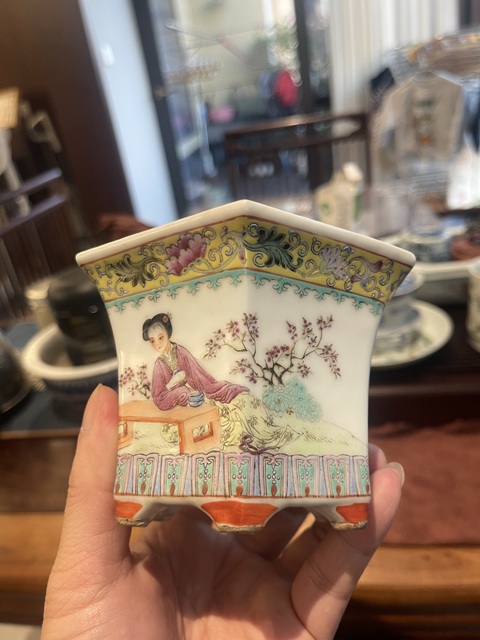 古玩陶瓷粉彩人物故事六方花盆真品鑒賞圖