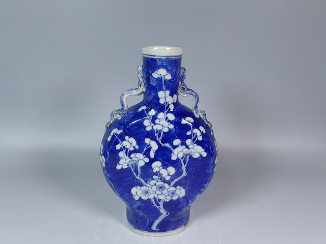 古玩陶瓷晚清冰梅紋青花螭龍耳抱月瓶真品鑒賞圖