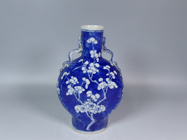 古玩陶瓷晚清冰梅紋青花螭龍耳抱月瓶真品鑒賞圖