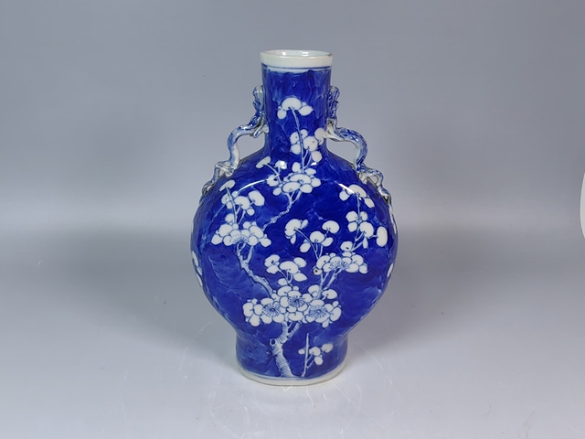 古玩陶瓷晚清冰梅紋青花螭龍耳抱月瓶真品鑒賞圖