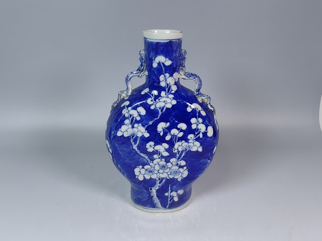 古玩陶瓷晚清冰梅紋青花螭龍耳抱月瓶真品鑒賞圖