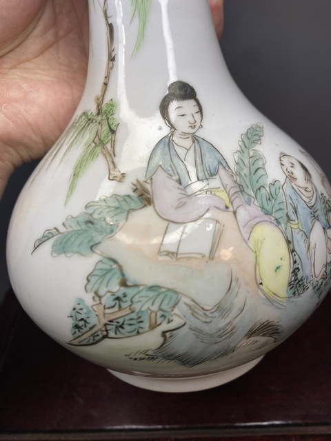古玩陶瓷粉彩人物故事賞瓶真品鑒賞圖