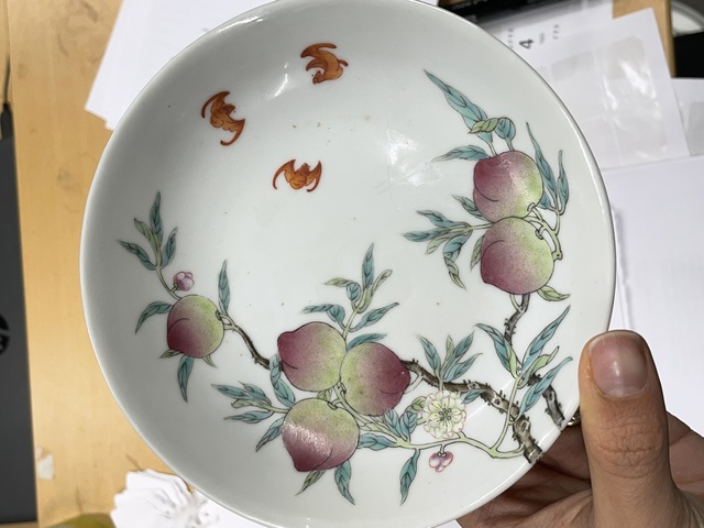 古玩陶瓷粉彩八桃紋臥盤拍賣，當前價格10000元
