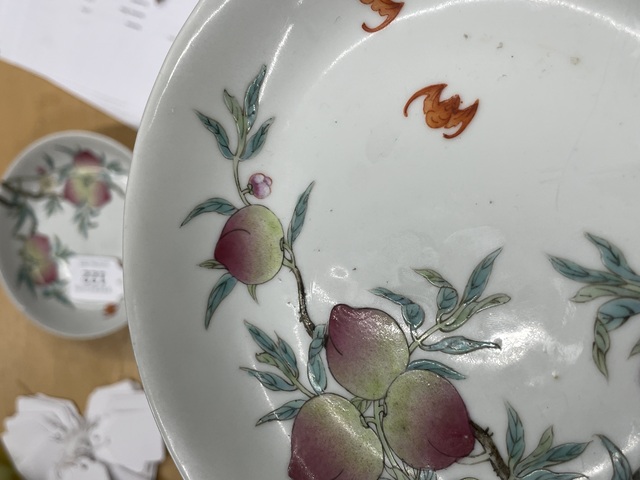 古玩陶瓷粉彩八桃紋臥盤拍賣，當前價格10000元