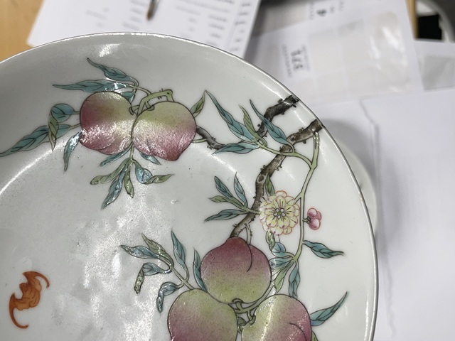 古玩陶瓷粉彩八桃紋臥盤拍賣，當前價格10000元