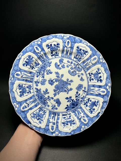 古玩陶瓷清康熙·“奇玉寶鼎之珍”青花折枝花神紋模印花口盤拍賣，當前價格1850元