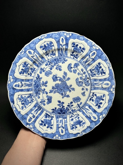 古玩陶瓷清康熙·“奇玉寶鼎之珍”青花折枝花神紋模印花口盤拍賣，當前價格1850元