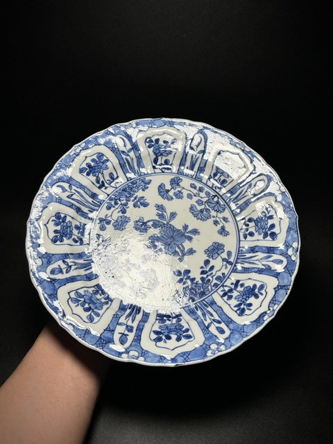 古玩陶瓷清康熙·“奇玉寶鼎之珍”青花折枝花神紋模印花口盤拍賣，當前價格1850元