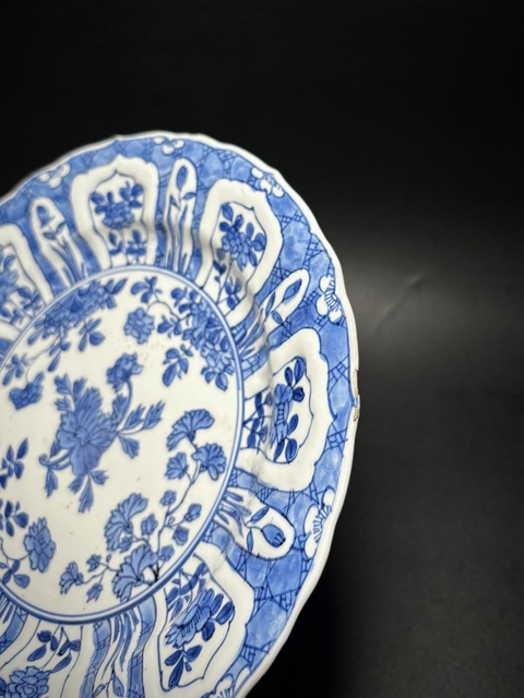 古玩陶瓷清康熙·“奇玉寶鼎之珍”青花折枝花神紋模印花口盤拍賣，當前價格1850元