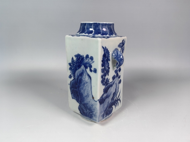 古玩陶瓷清中洞石花卉紋青花獸耳琮試瓶真品鑒賞圖