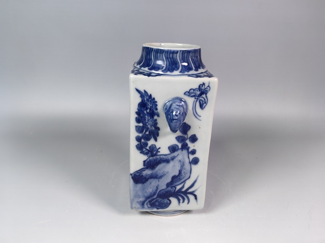 古玩陶瓷清中洞石花卉紋青花獸耳琮試瓶真品鑒賞圖