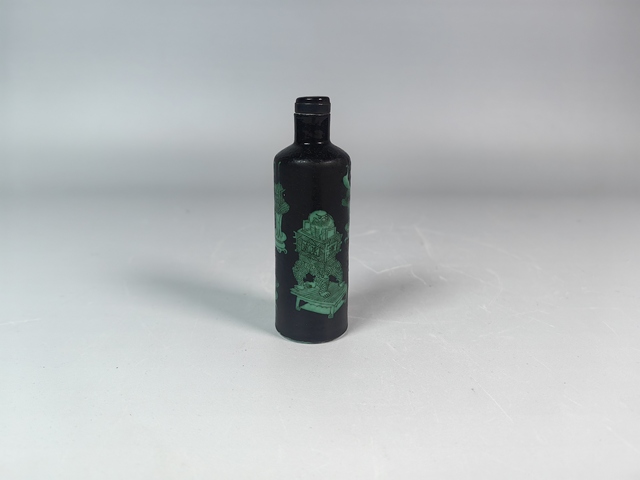古玩陶瓷晚清墨地綠彩鐘鼎紋鼻煙壺真品鑒賞圖