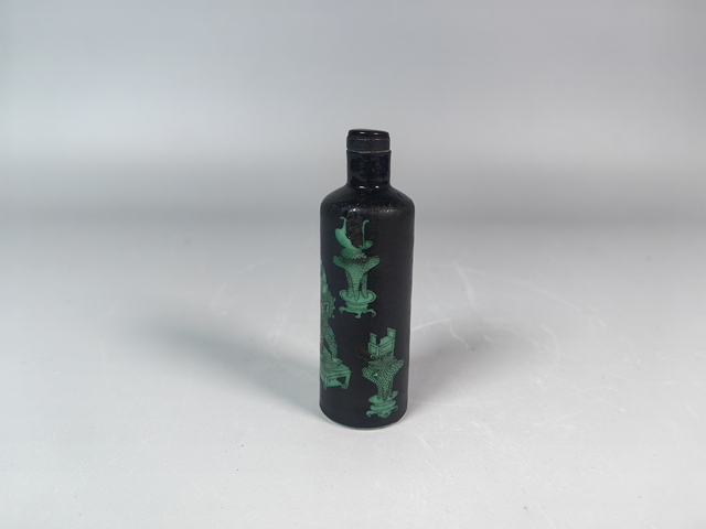 古玩陶瓷晚清墨地綠彩鐘鼎紋鼻煙壺真品鑒賞圖