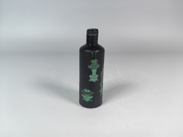 古玩陶瓷晚清墨地綠彩鐘鼎紋鼻煙壺真品鑒賞圖