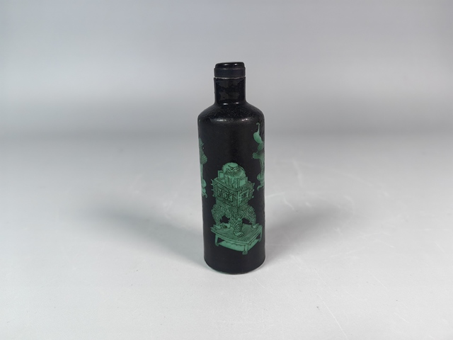 古玩陶瓷晚清墨地綠彩鐘鼎紋鼻煙壺真品鑒賞圖