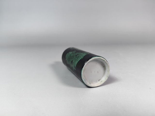 古玩陶瓷晚清墨地綠彩鐘鼎紋鼻煙壺真品鑒賞圖