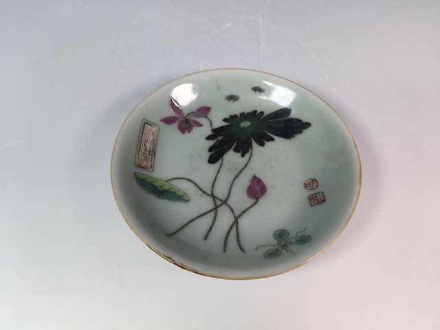 古玩陶瓷清嘉慶豆青有粉彩蓮花紋賞盤真品鑒賞圖