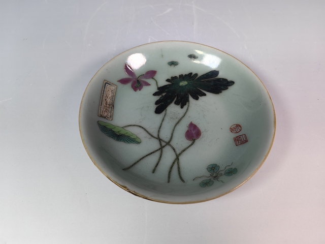 古玩陶瓷清嘉慶豆青有粉彩蓮花紋賞盤真品鑒賞圖