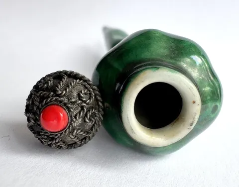 古玩陶瓷綠釉椒形鼻煙壺真品鑒賞圖