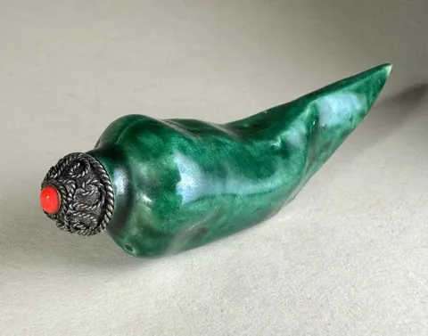 古玩陶瓷綠釉椒形鼻煙壺真品鑒賞圖