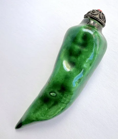古玩陶瓷綠釉椒形鼻煙壺真品鑒賞圖