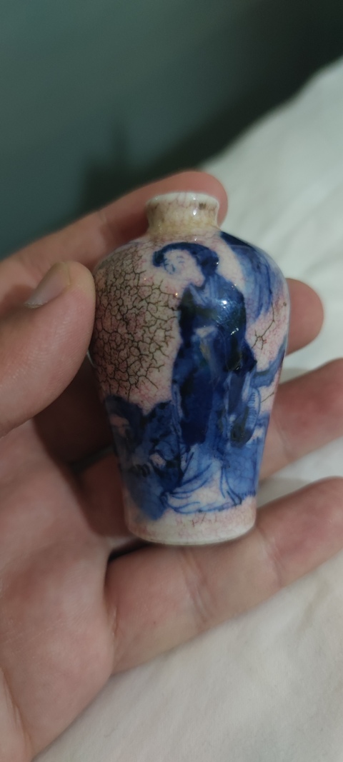 古玩陶瓷哥釉青花仕女人物鼻煙壺真品鑒賞圖