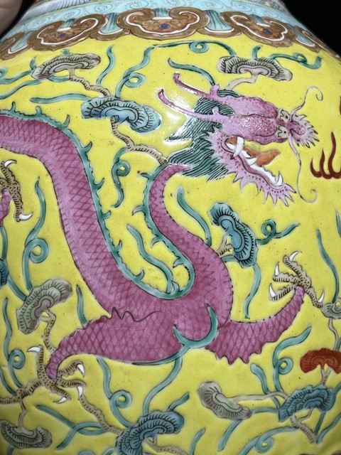 古玩陶瓷清晚期 粉彩龍紋瓶真品鑒賞圖